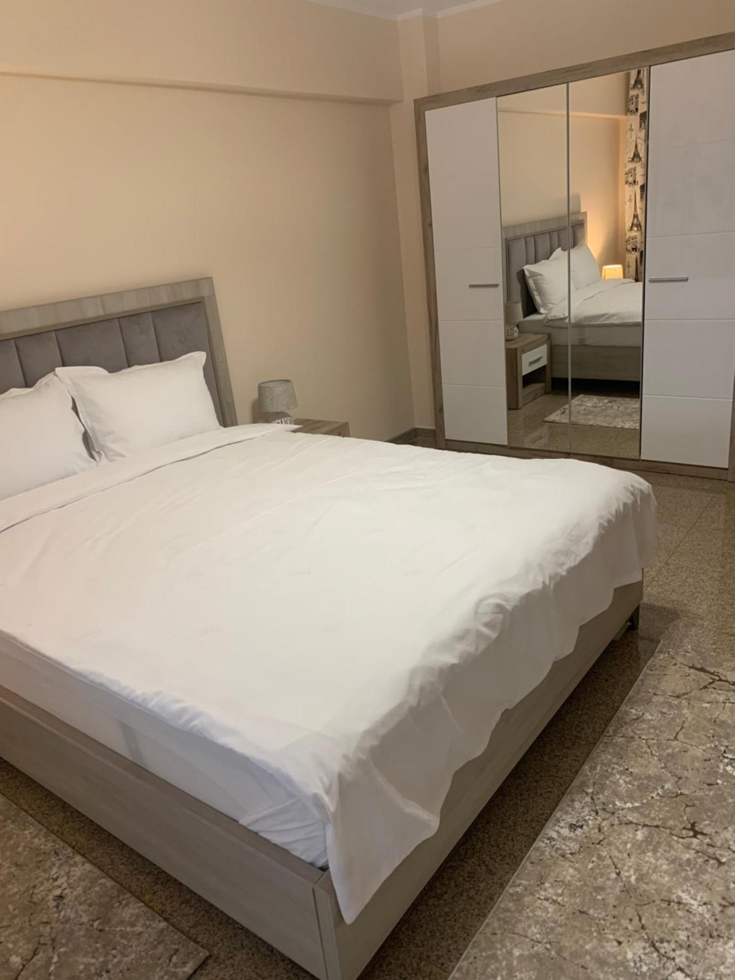 Minerva Ultracentral Apartman Craiova Kültér fotó