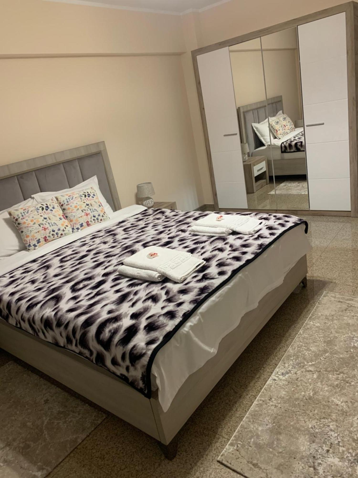 Minerva Ultracentral Apartman Craiova Kültér fotó